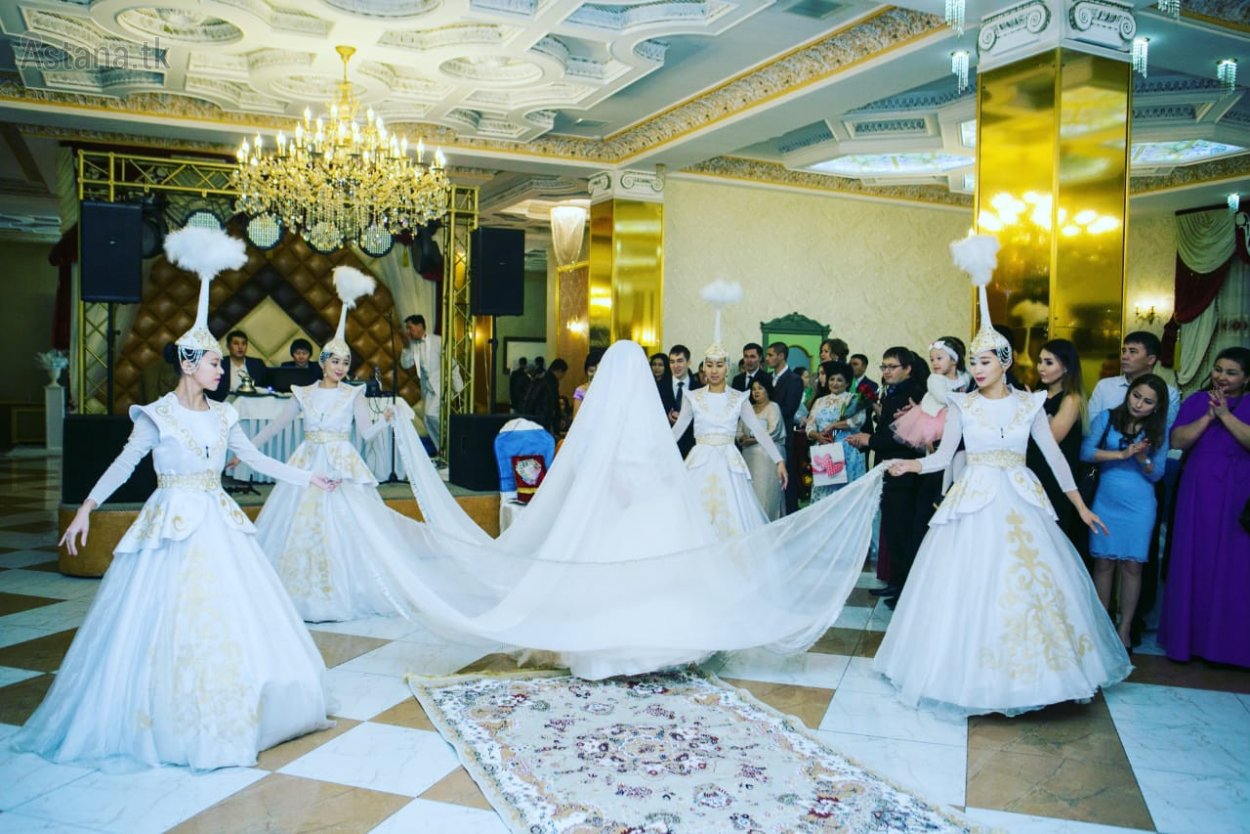 Выход невесты на свадьбе