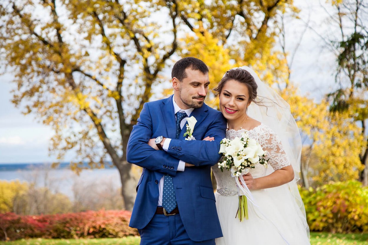 Жених и невеста в коттедже
