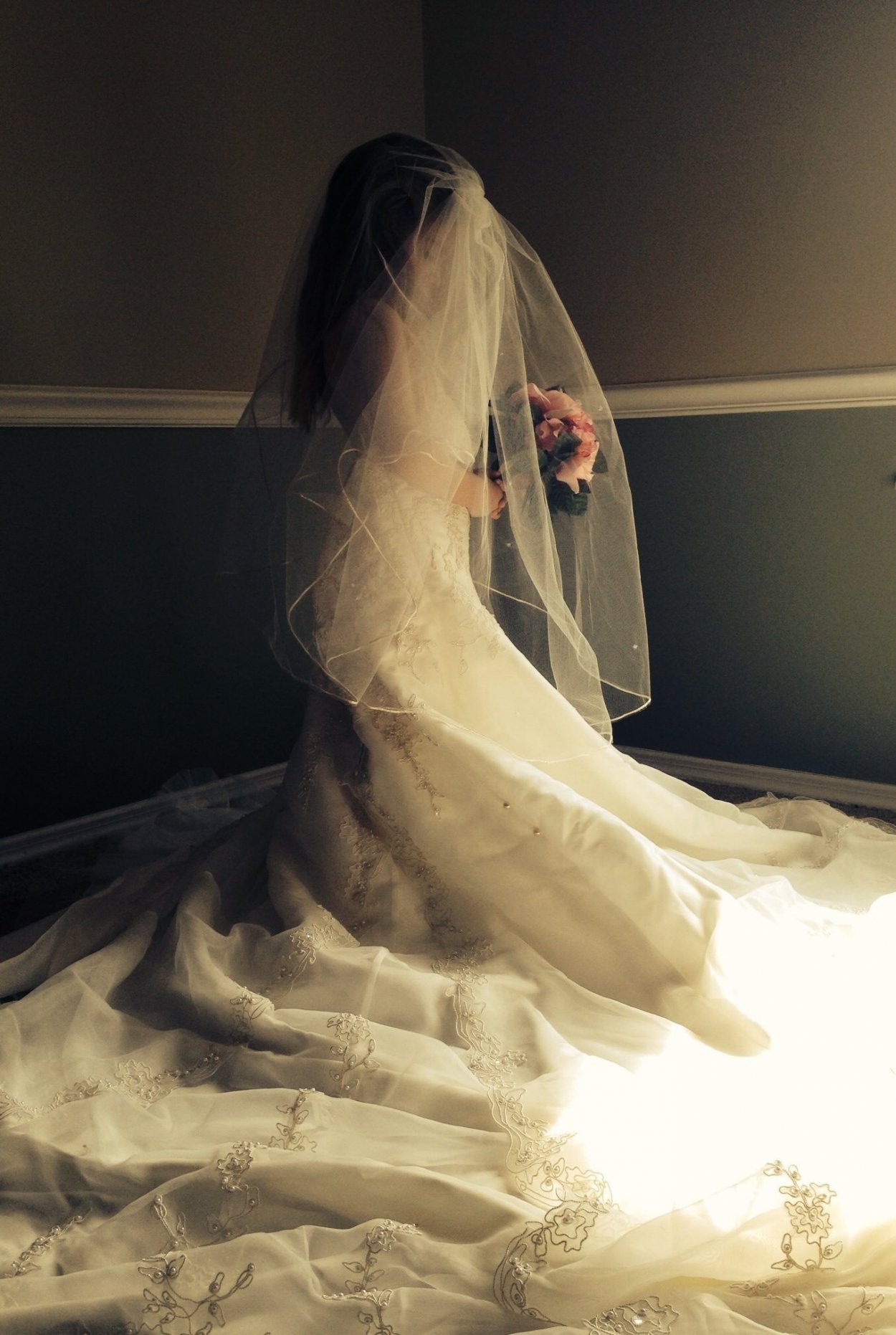 Девушка в свадебном платье