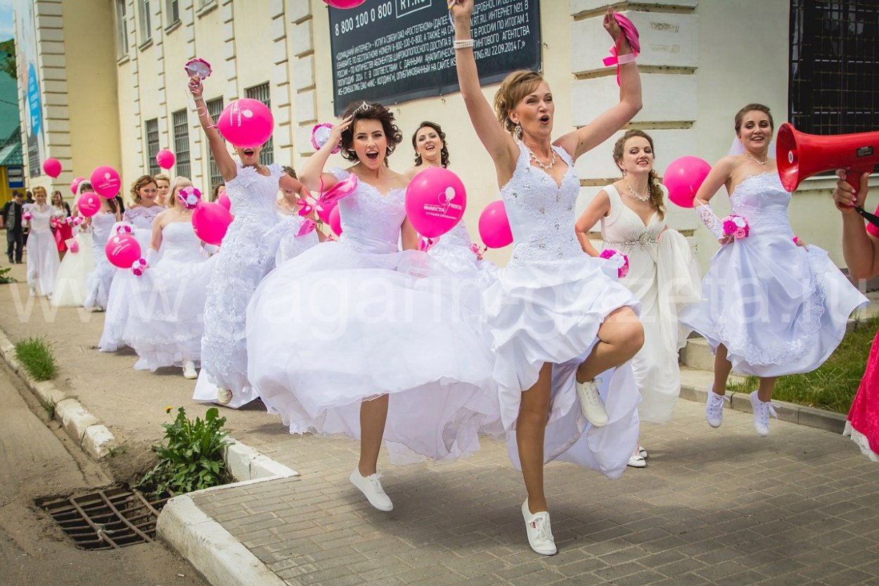 Жених и невеста в прыжке