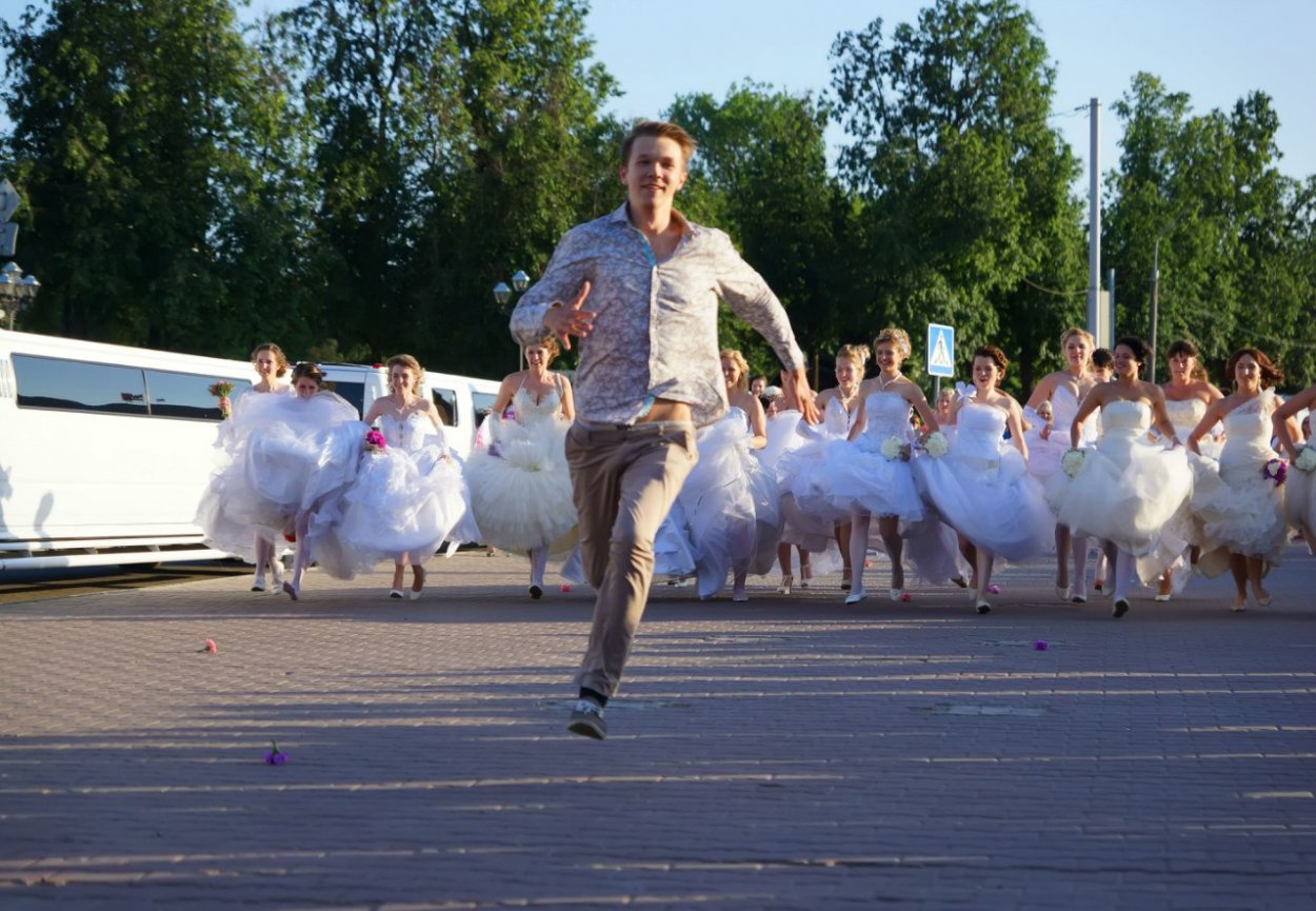 Жених бежит от невест