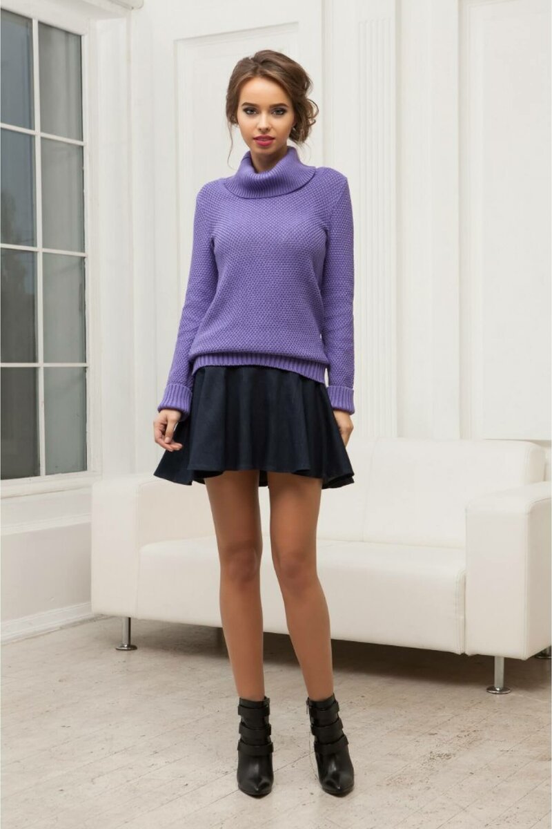 Короткая юбка и свитер