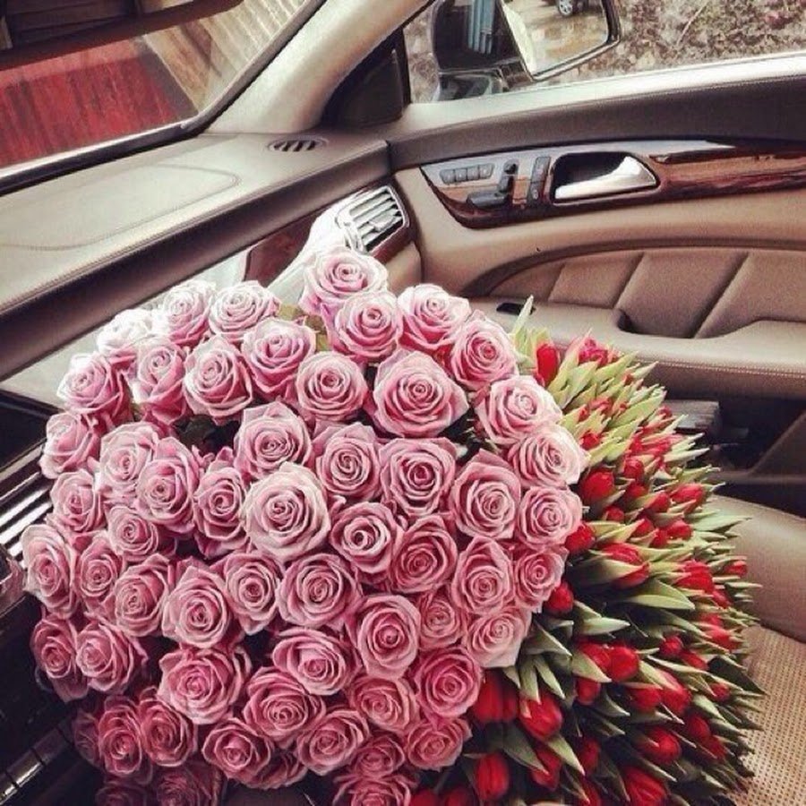 Огромный букет роз в машине фото