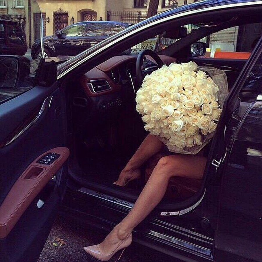 Блондинка с цветами в машине