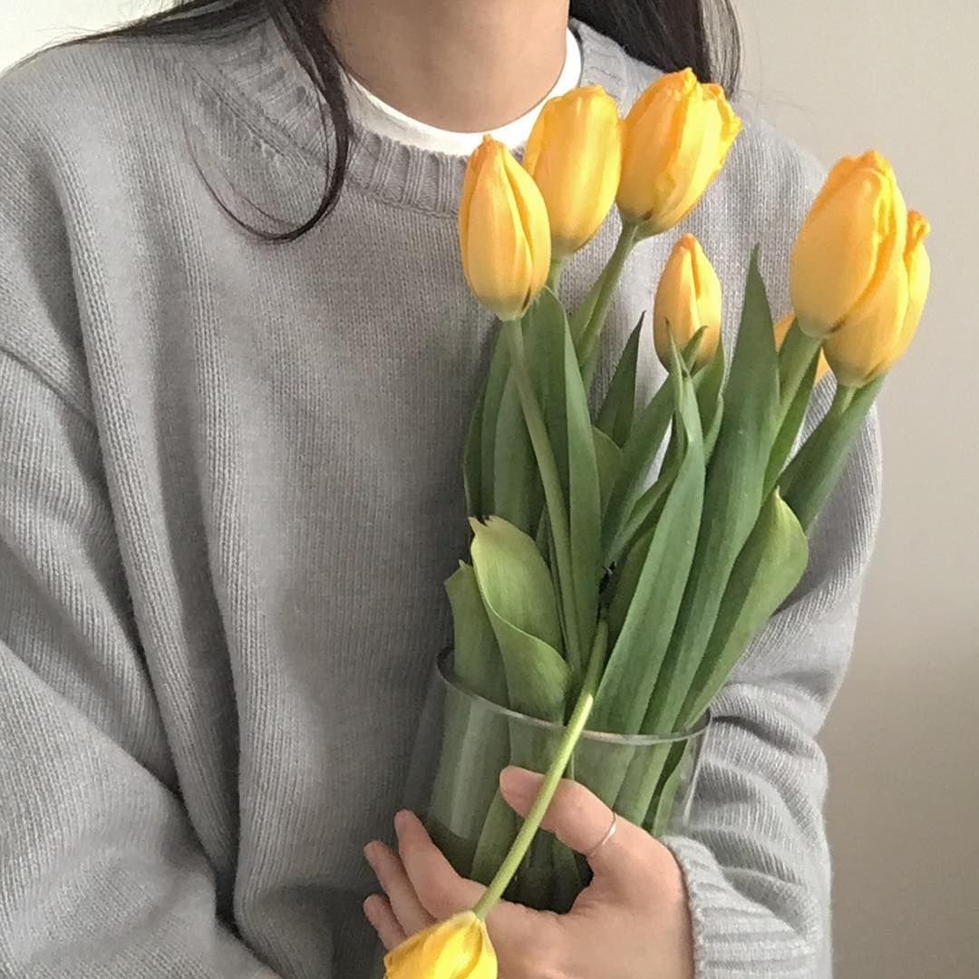 Тюльпаны в руках