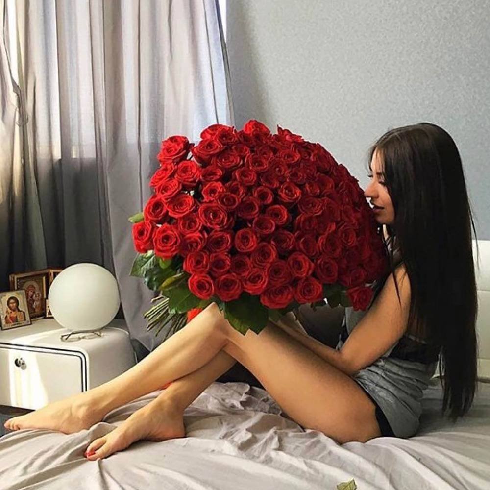 Брюнетка с розами