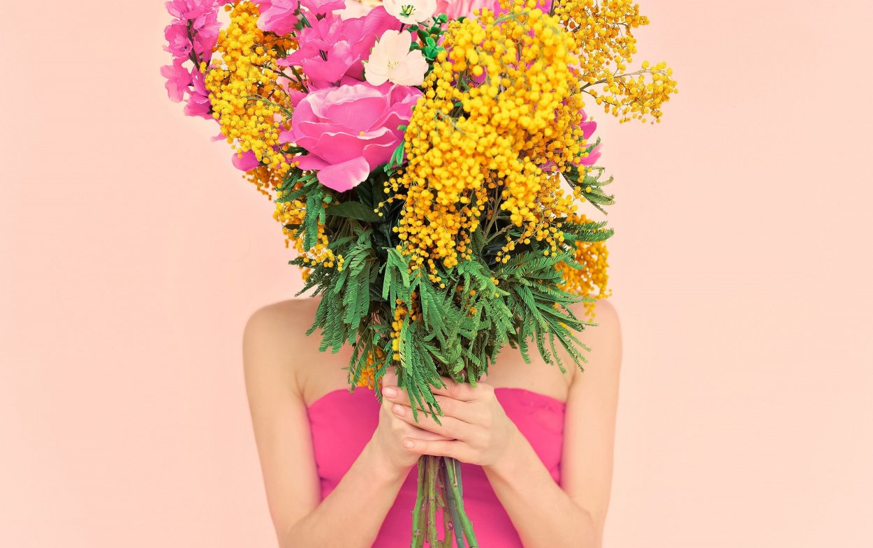 8 Марта девушка в цветах