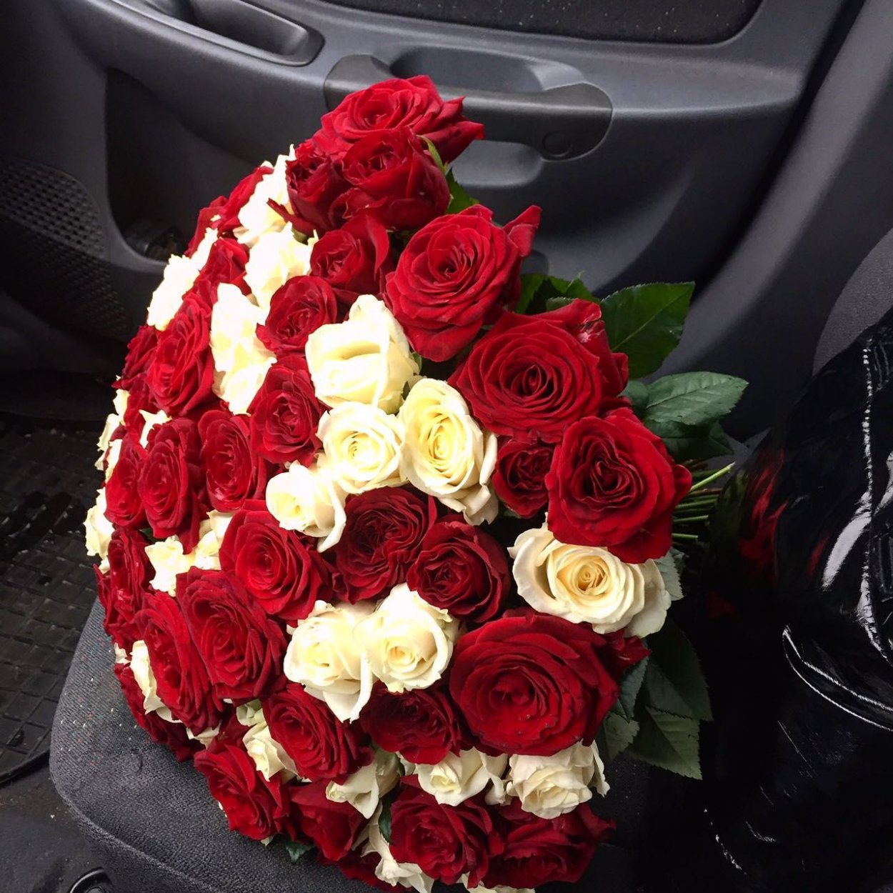 Фото цветы в машине на сиденье фото