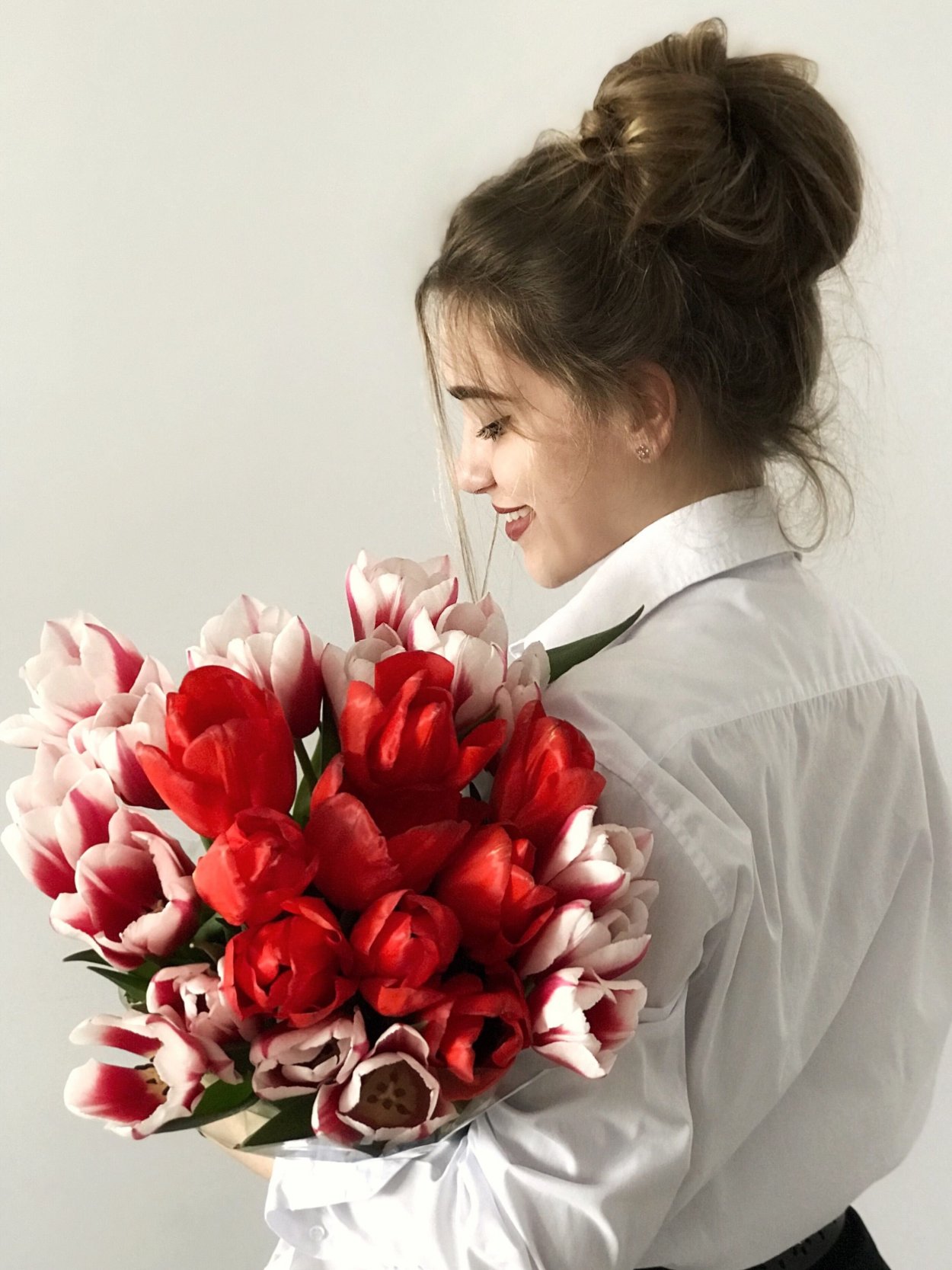 Женщина с цветами в руках