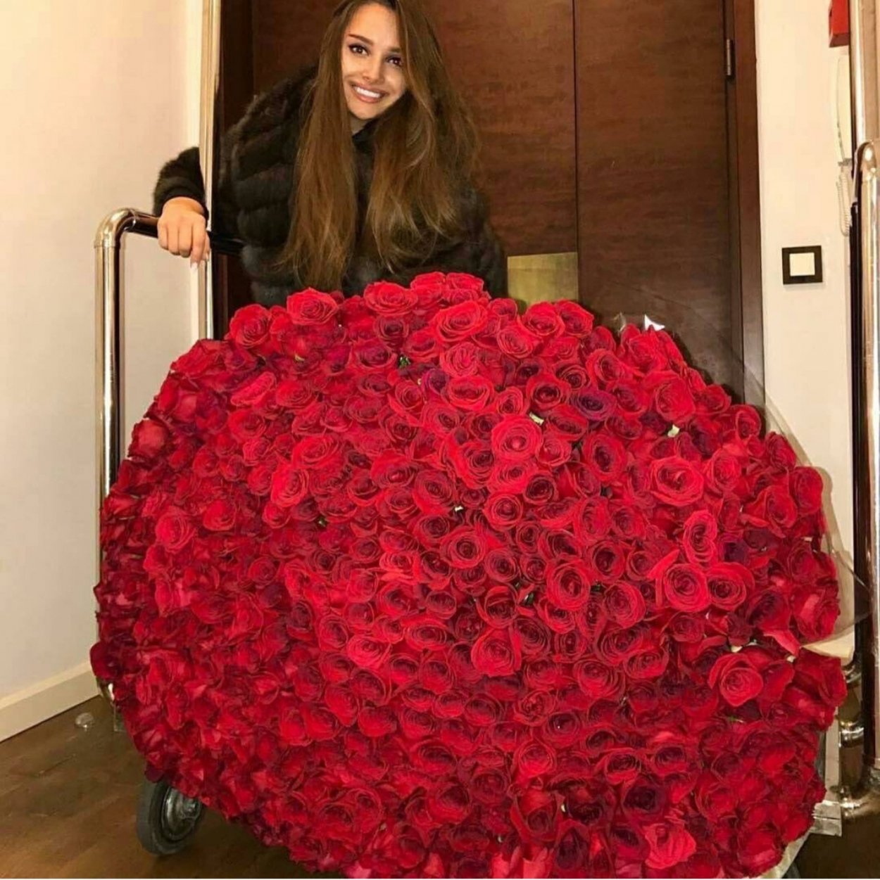 Девушка с большим букетом