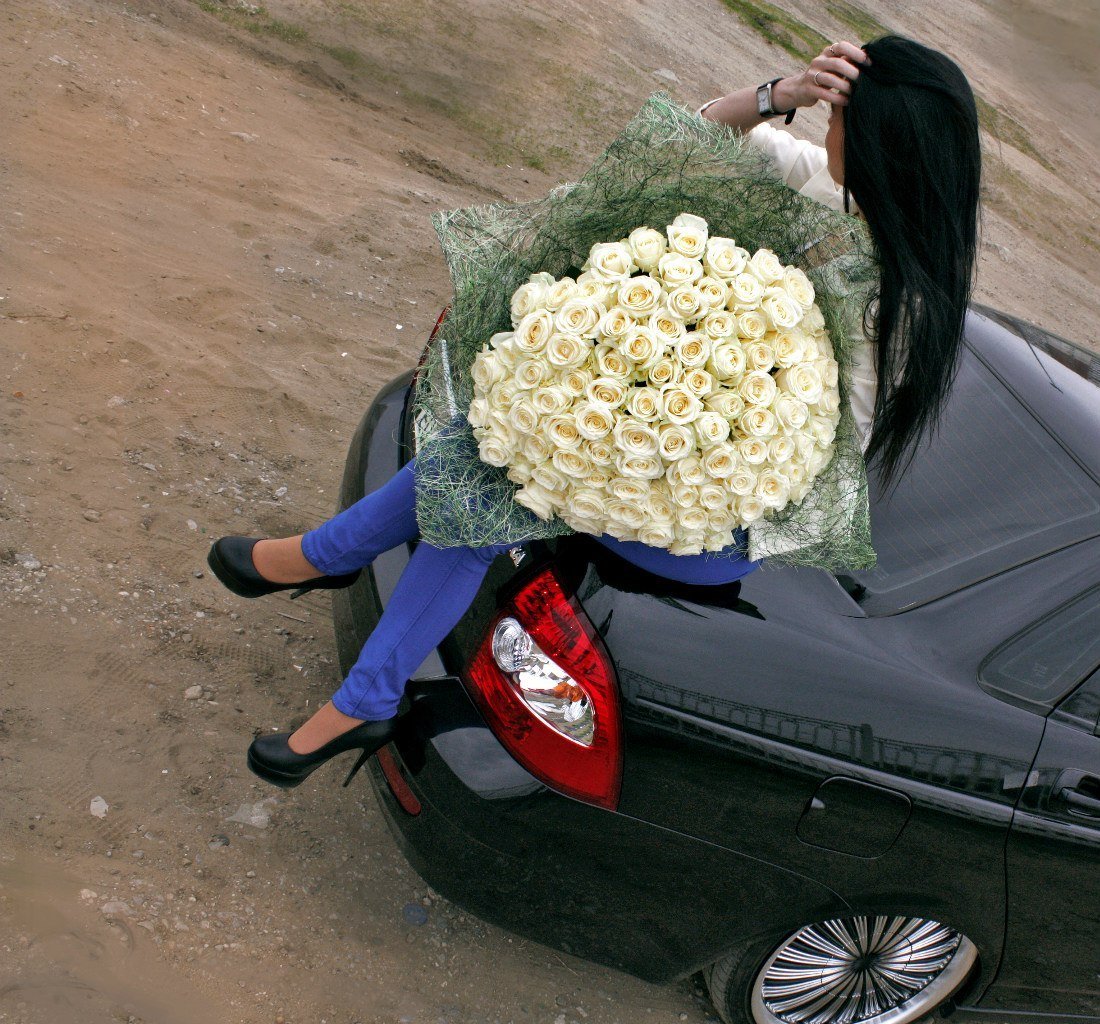 Фото девушка с букетом в машине