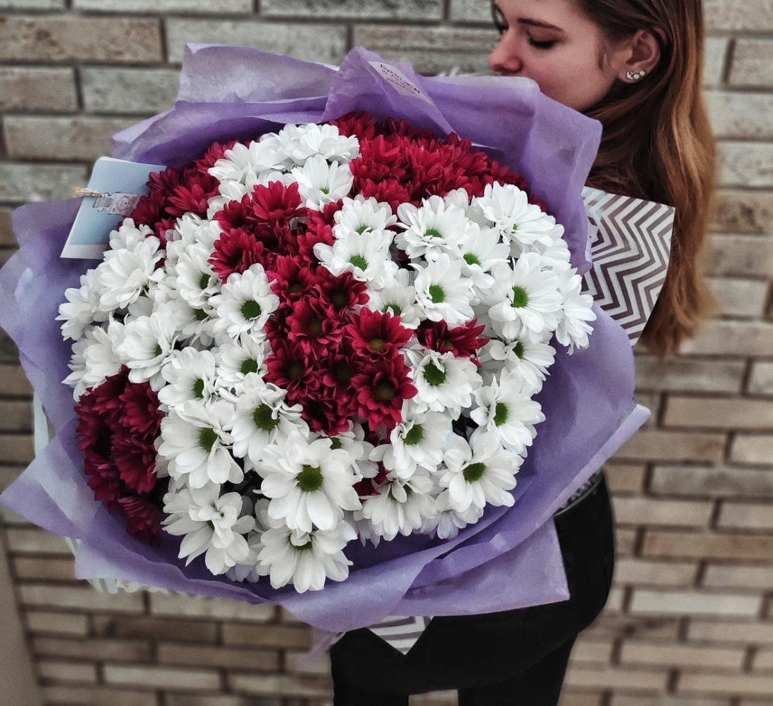 Букет из красных и белых хризантем