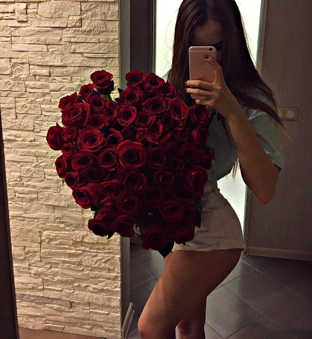 Брюнетка с цветами