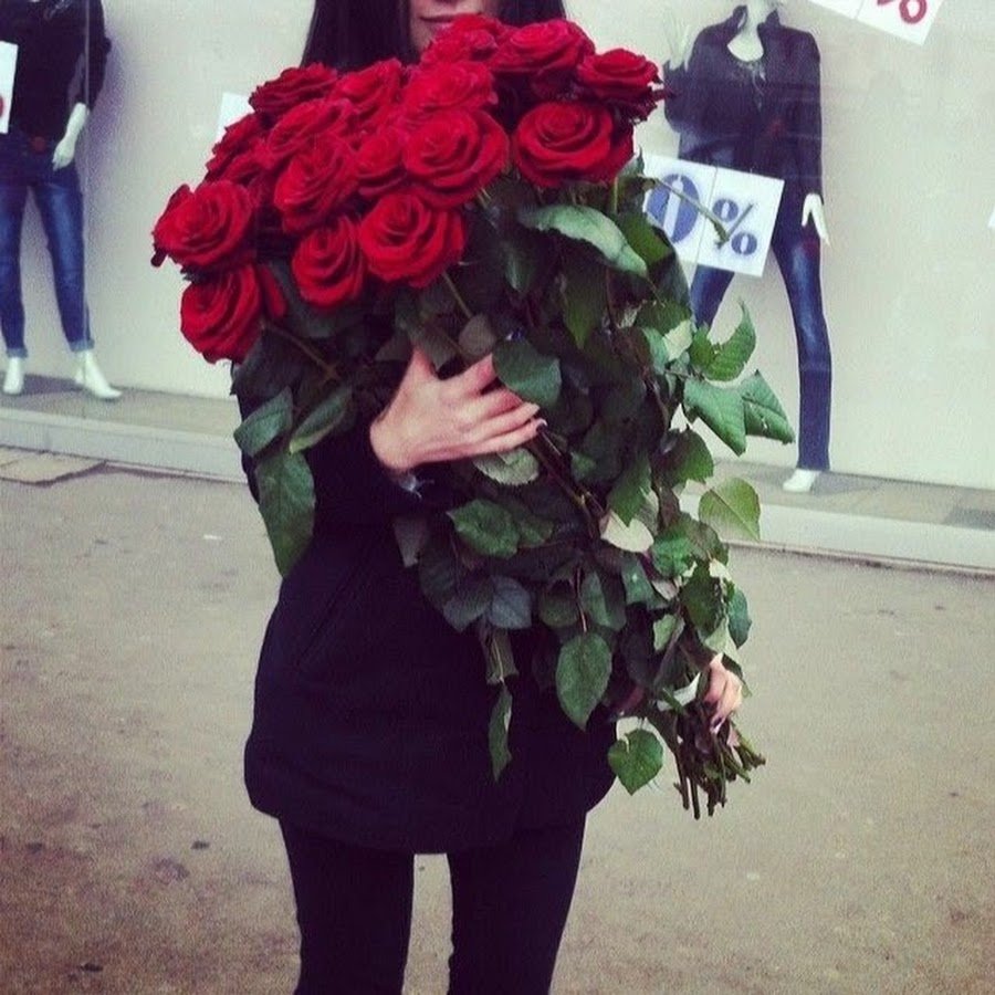 Девушка с розами без лица