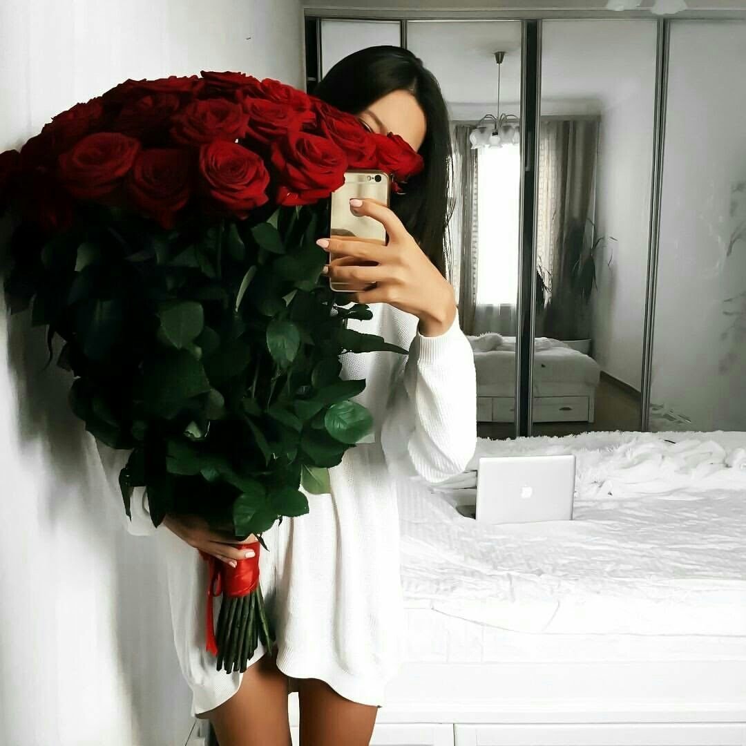 Брюнетка с розами