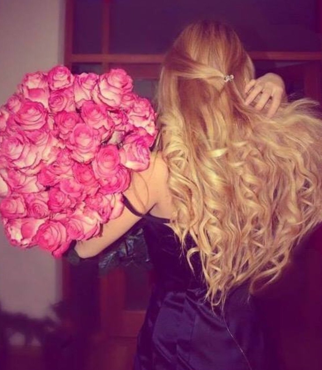 Rose blonde. Девушка с букетом роз. Букет "девушке". Букет цветов для девушки. Блондинка с букетом цветов.