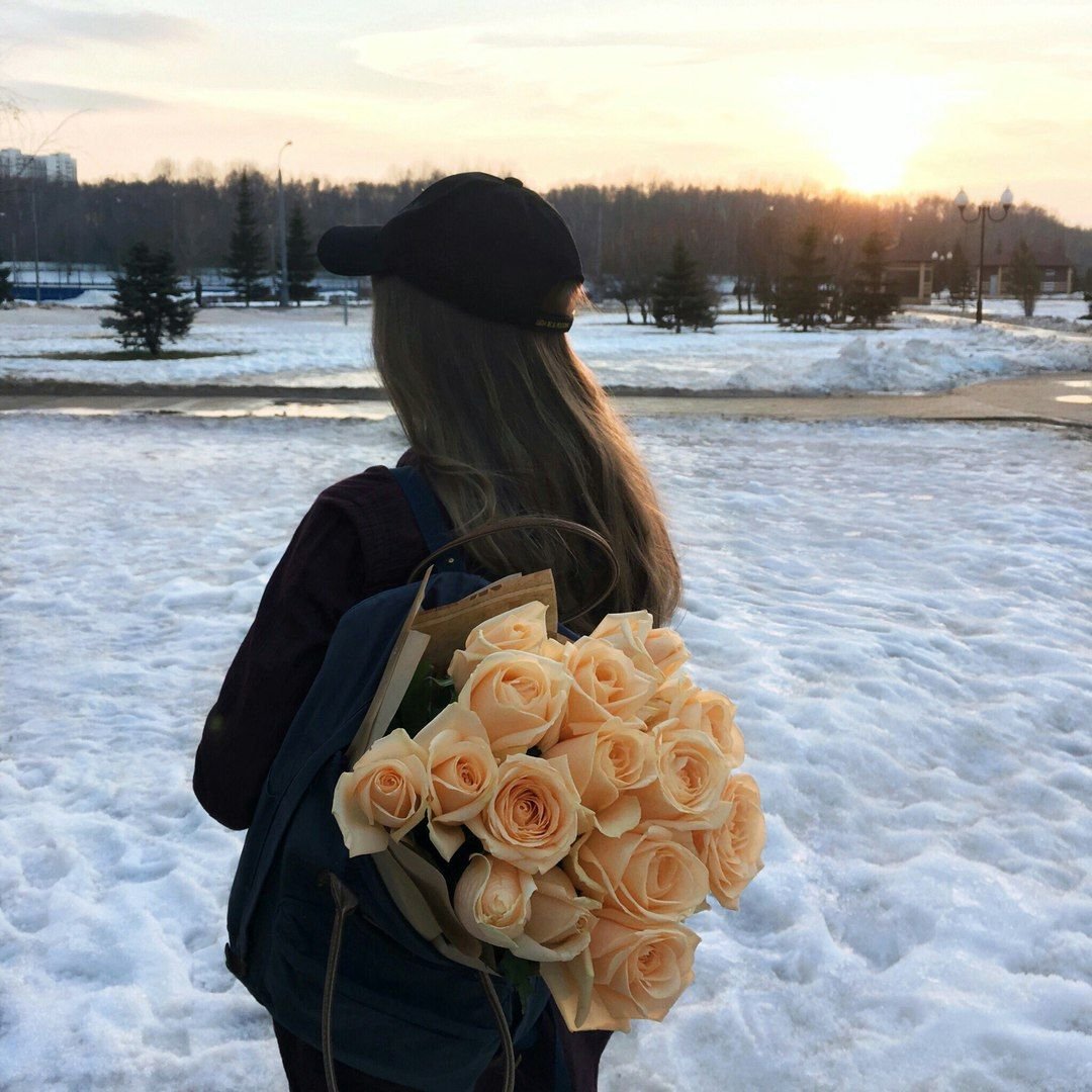 Девушка с цветами со спины