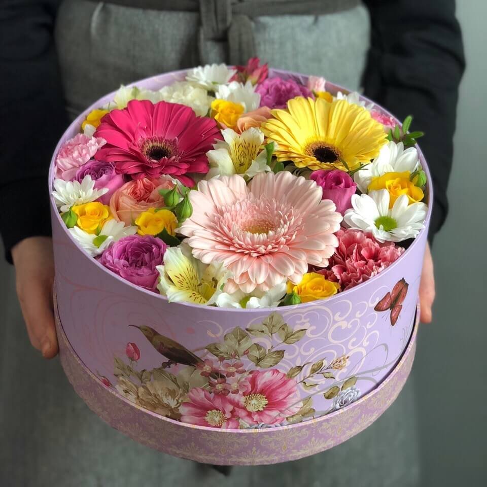 Коробка с живыми цветами