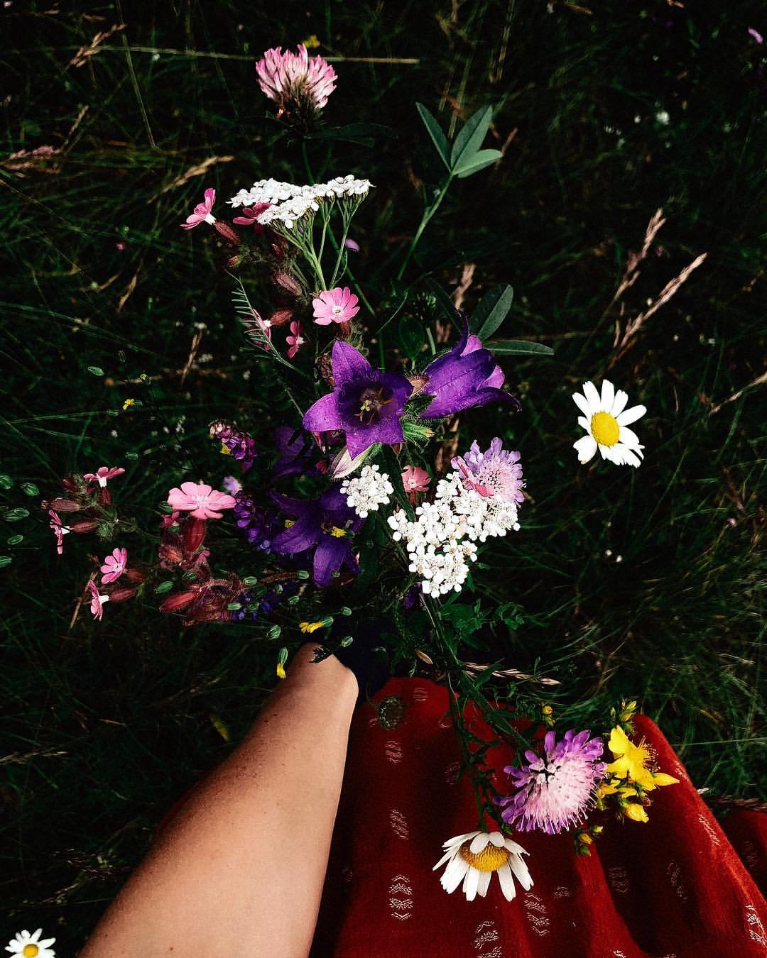 Букет цветов на коленях