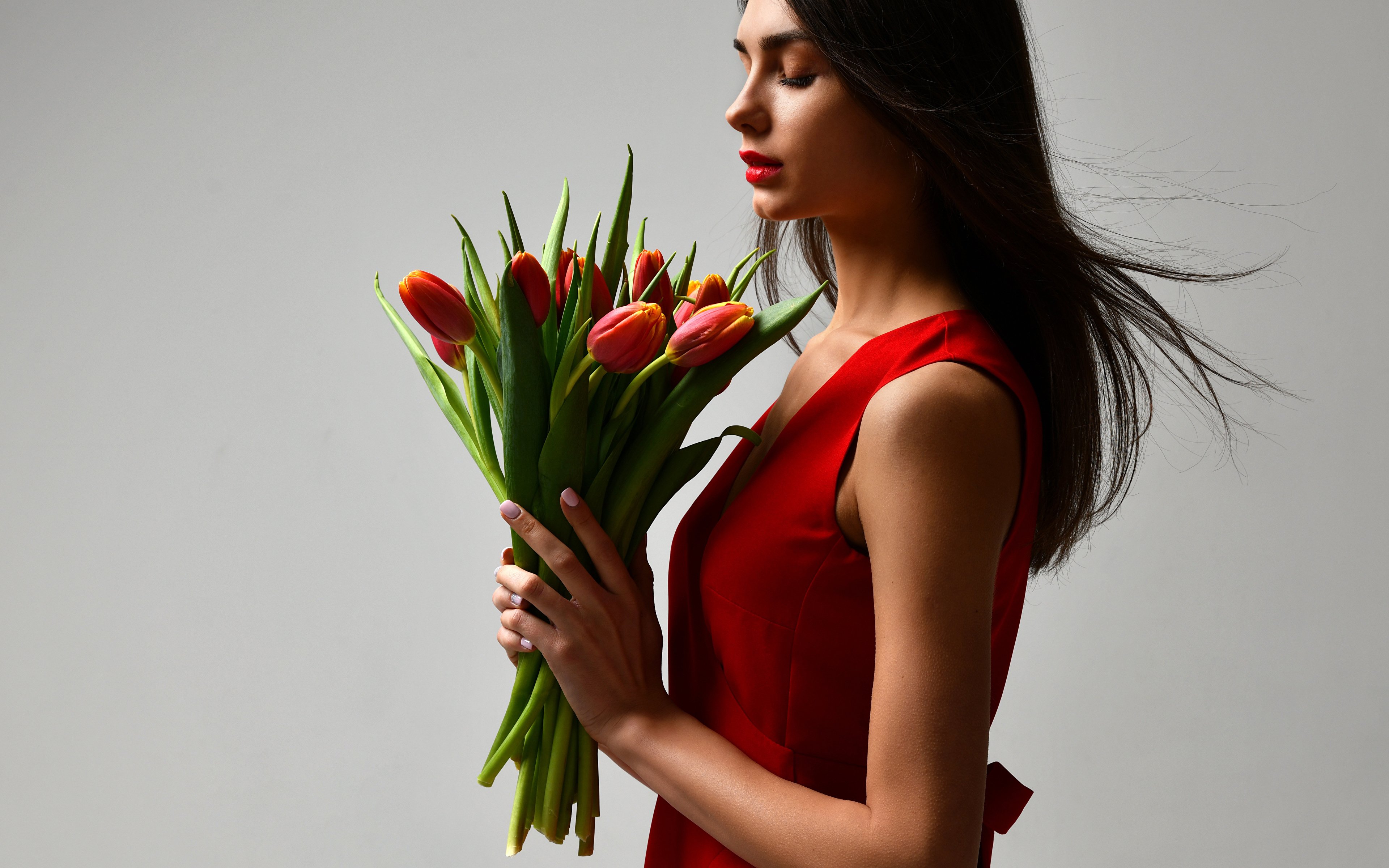 Красивое фото с тюльпанами девушки. Девушка с цветами. Букет цветов для девушки. Девушка с тюльпанами. Букет "женщине".