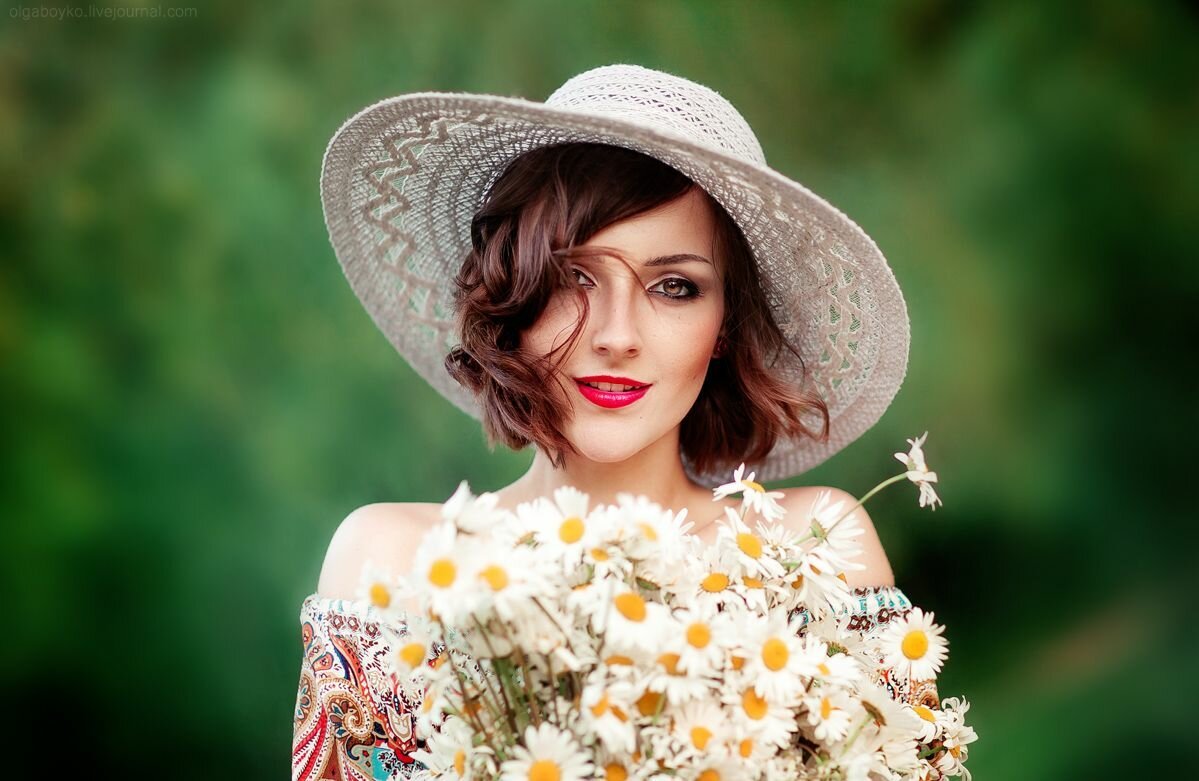 Девушка в шляпке с цветами