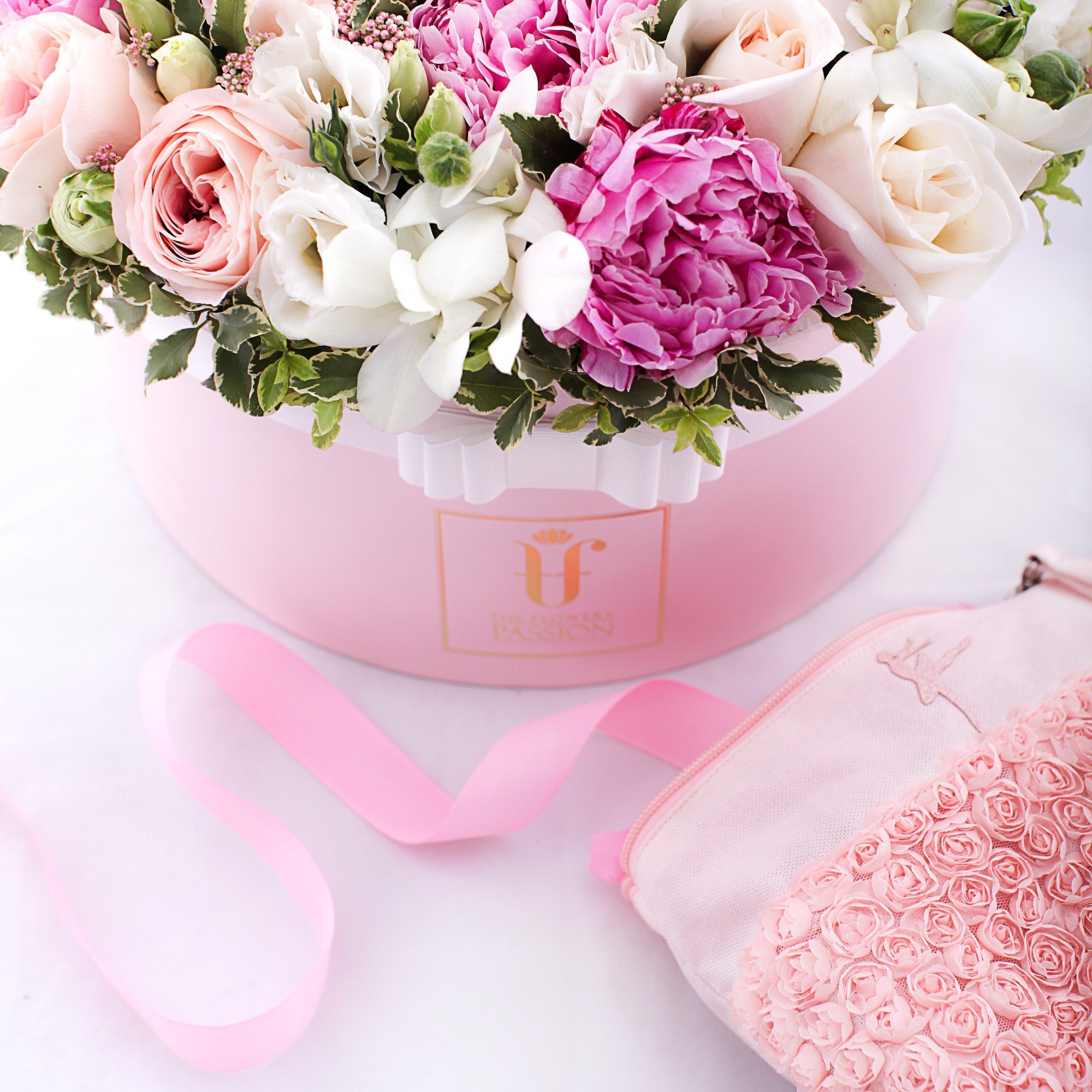 Розовая открытка с днем рождения. Нежный букет. Красивые цветы в коробке. Красивые коробки с цветами. Шикарные цветы в коробке.