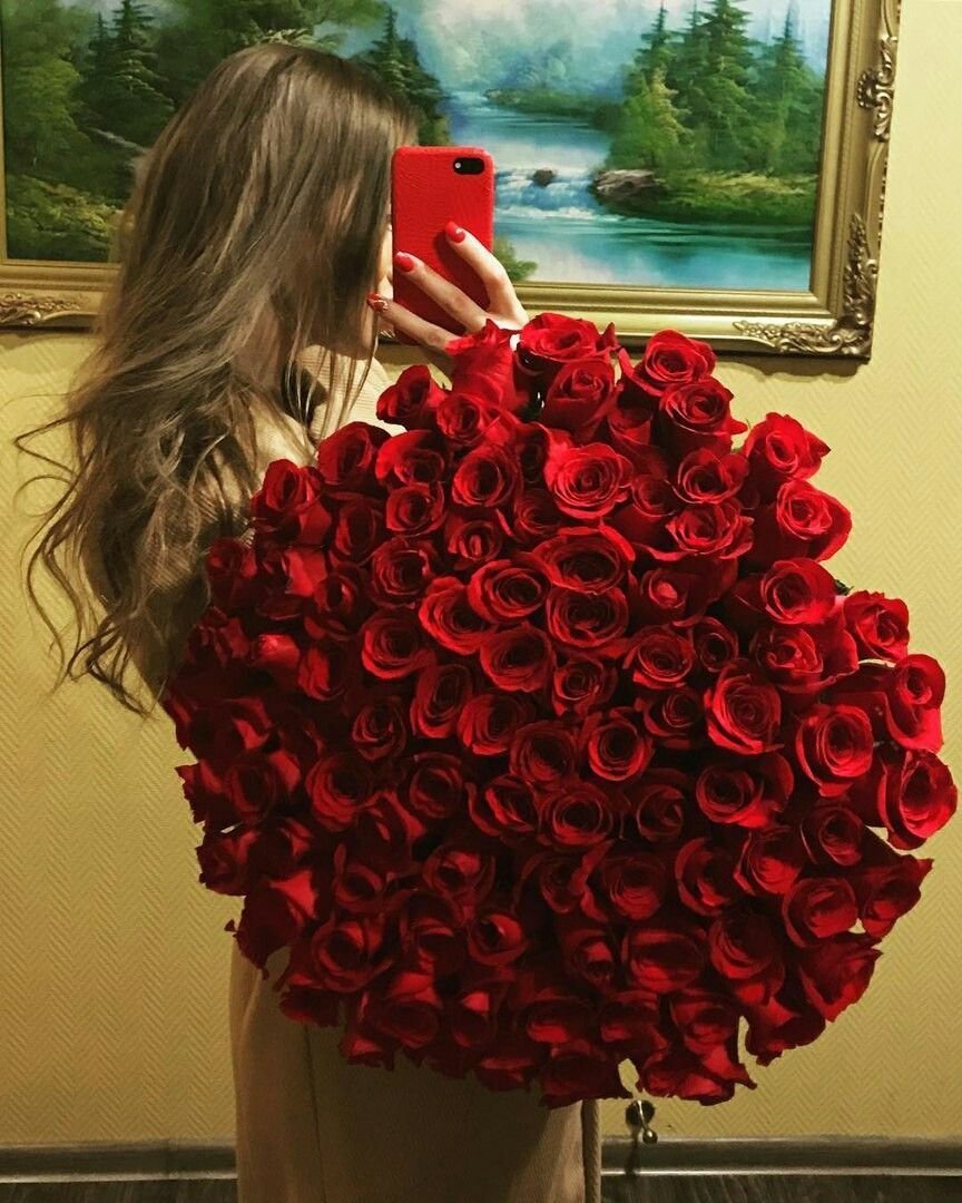 Мужчина дарит цветы женщине