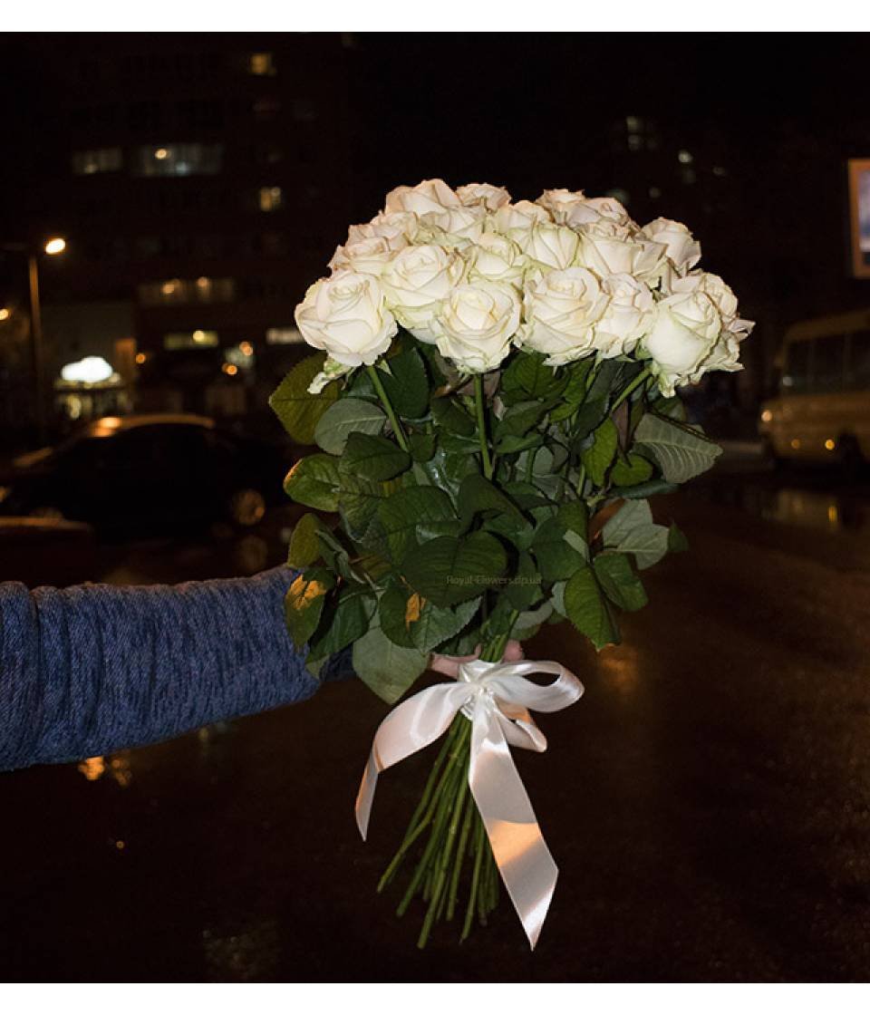 Букет белых роз на кровати