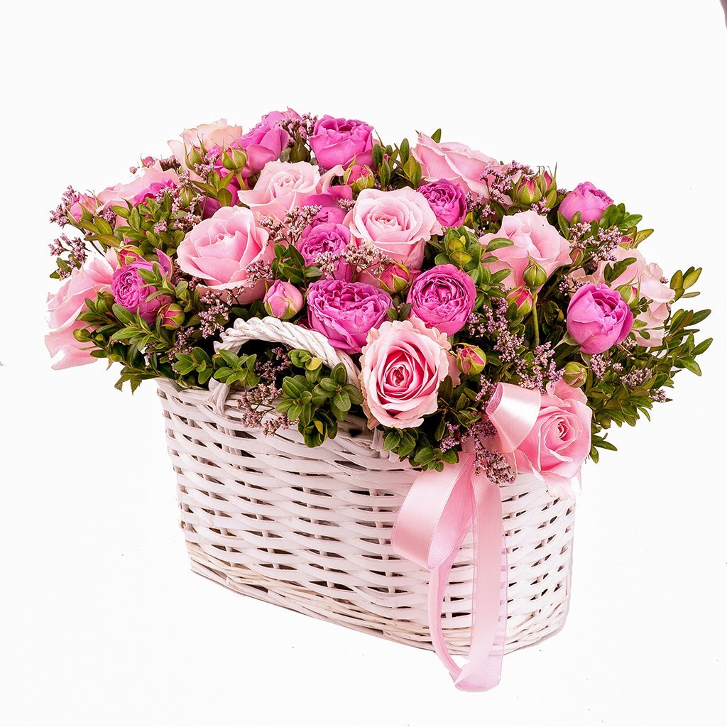 Корзина роз с днем рождения. Корзина с цветами. Красивая корзина цветов. Красивые корзинки с цветами. Букет в корзинке.