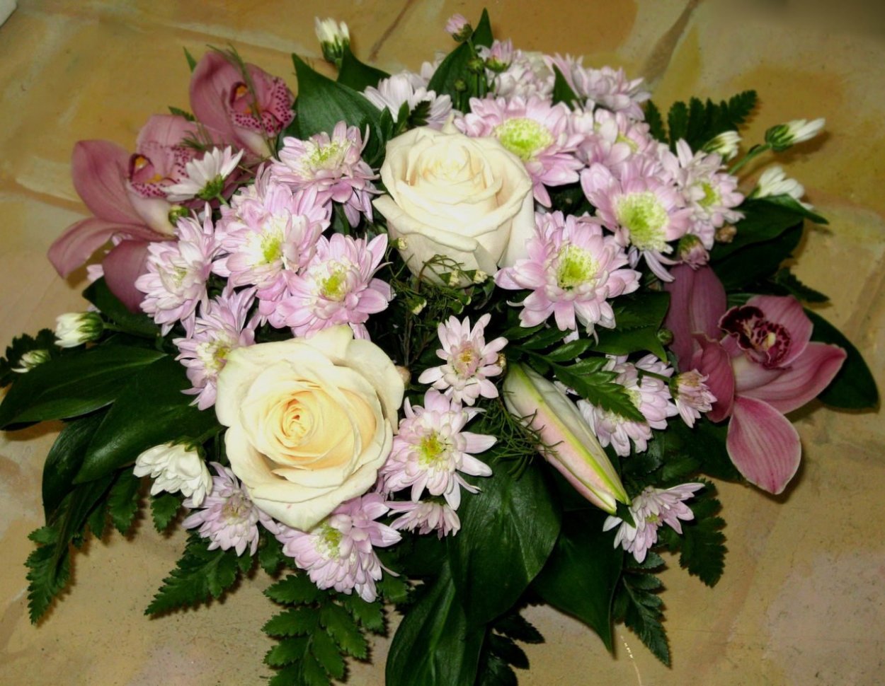 Композиция роз и хризантем