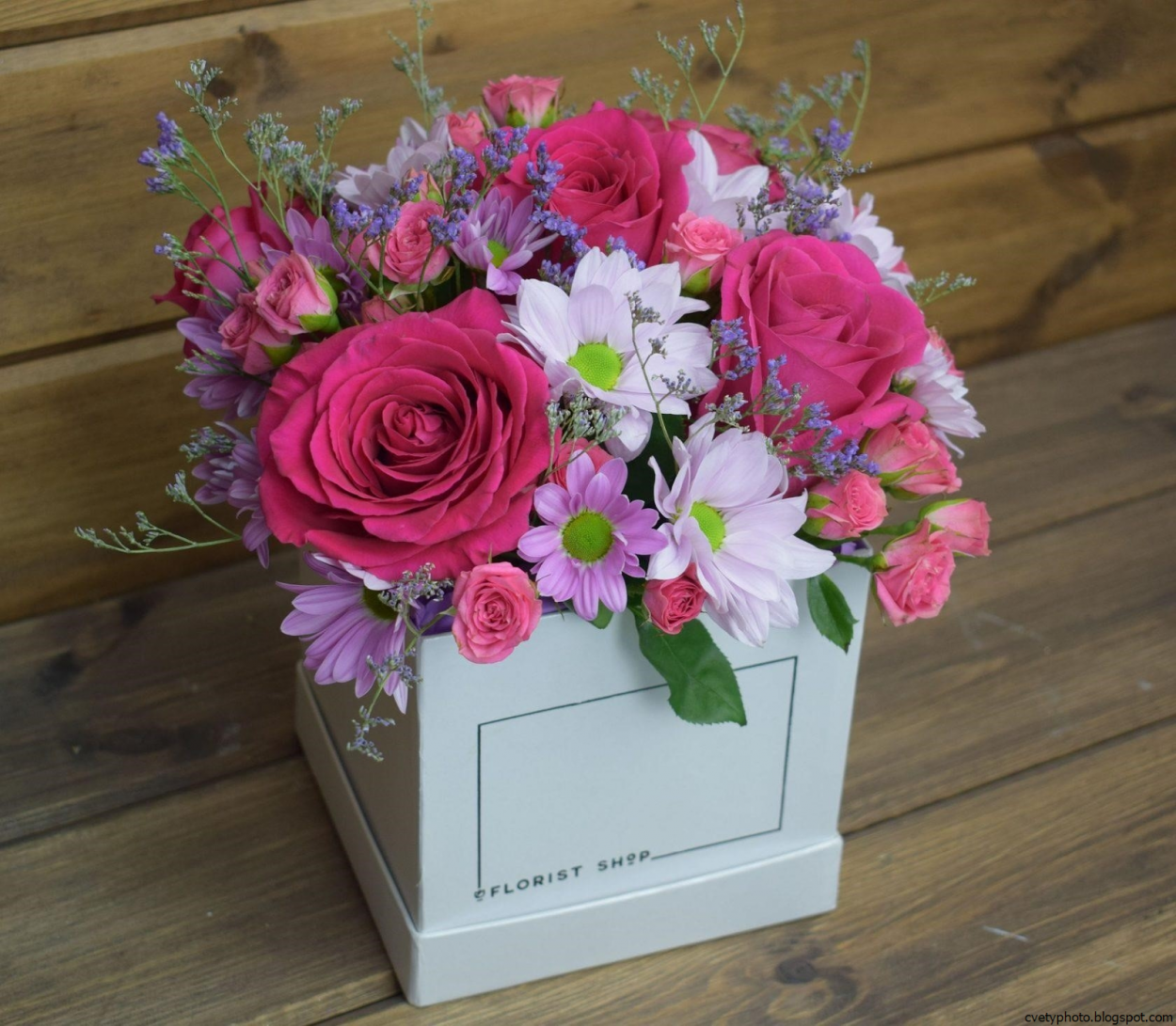Букеты в коробке из живых цветов