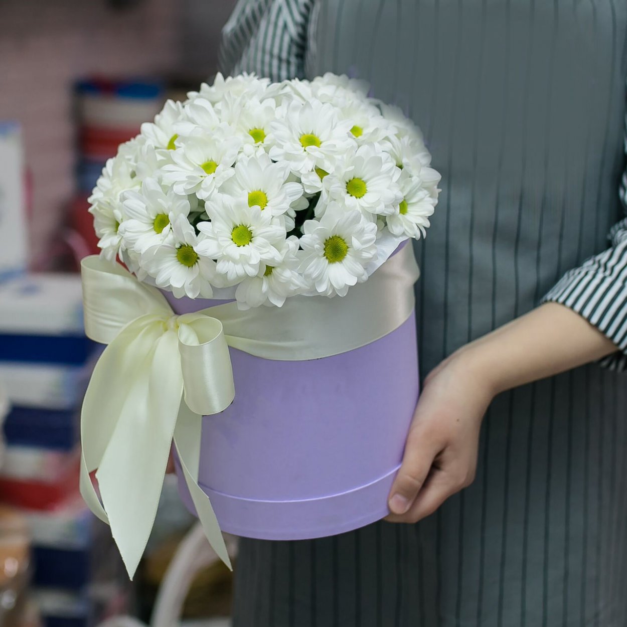 Хризантема кустовая в шляпной коробке