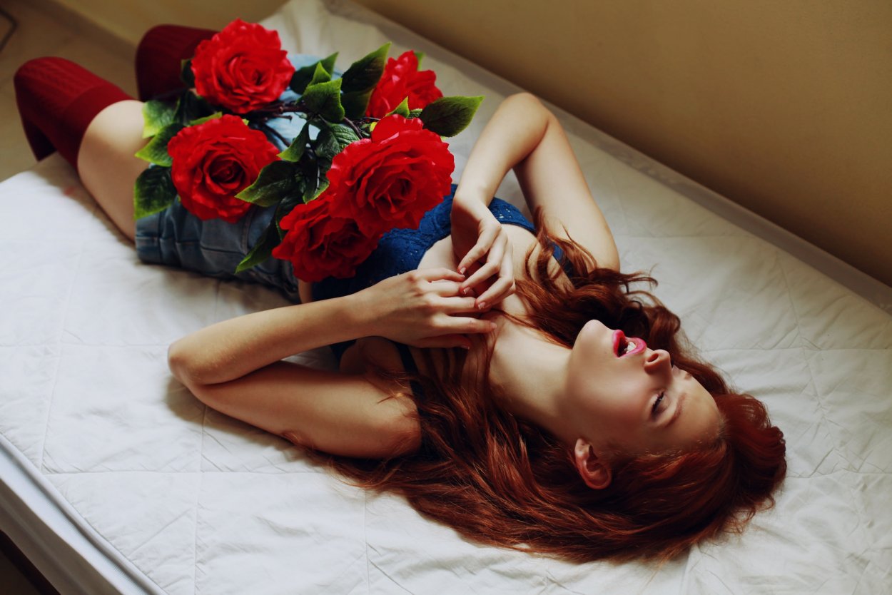 Фото рыжие девушки на кровати фото