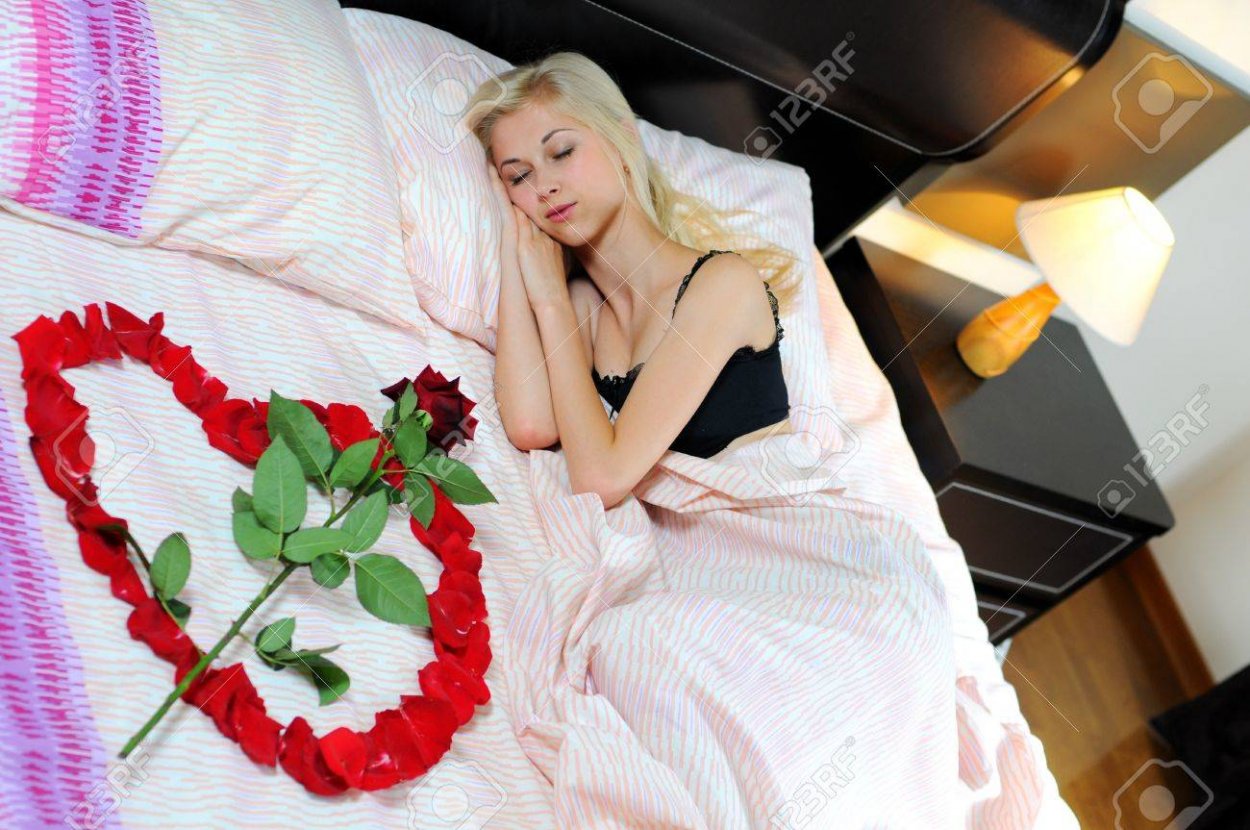 Девушка в постели с розами