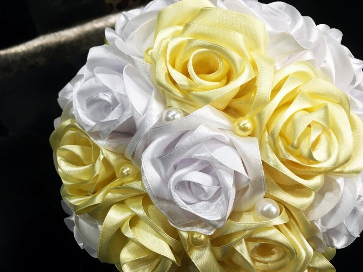 Букет невесты с атласной лентой живые цветы