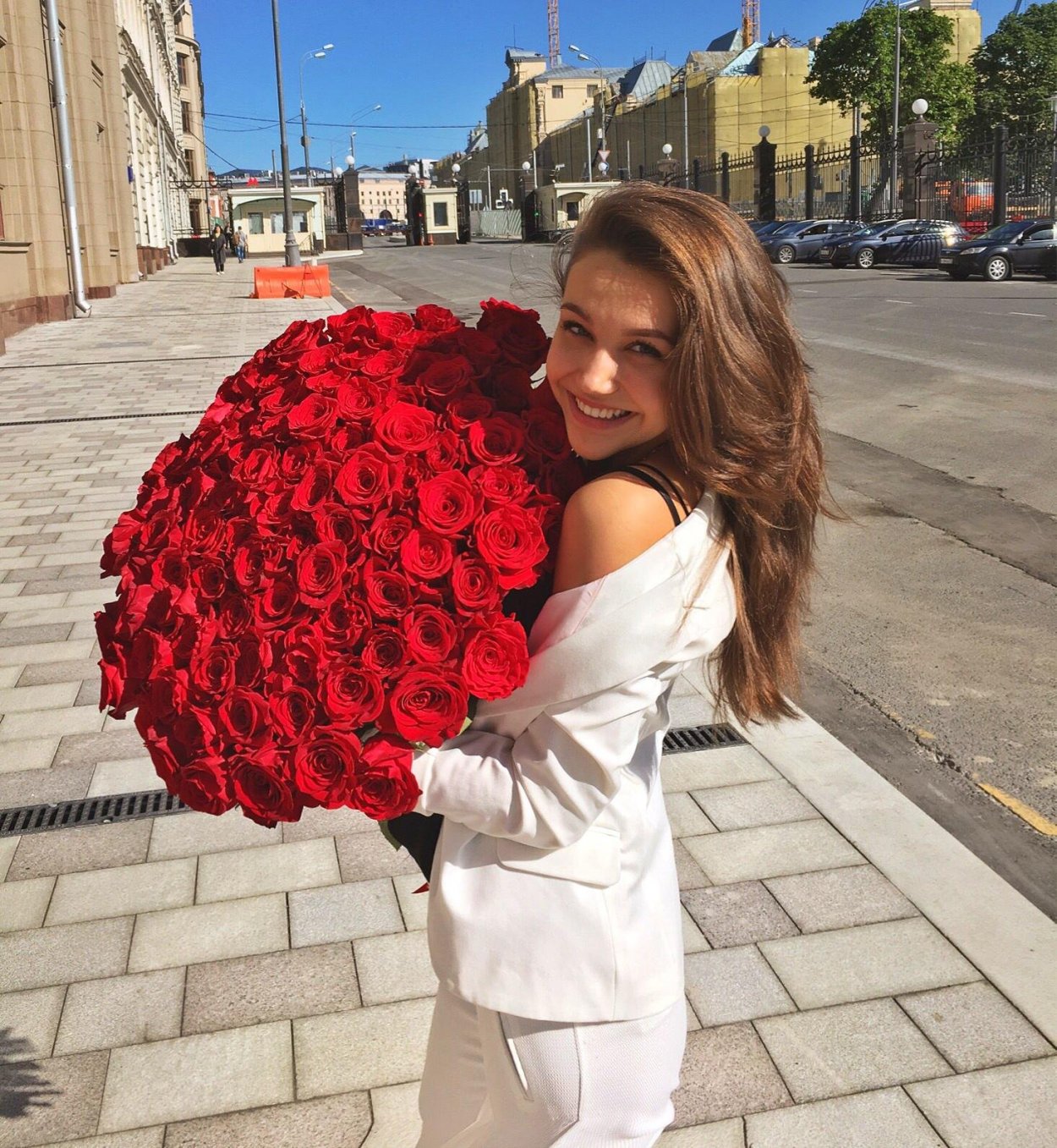 Девушка с букетом красных роз
