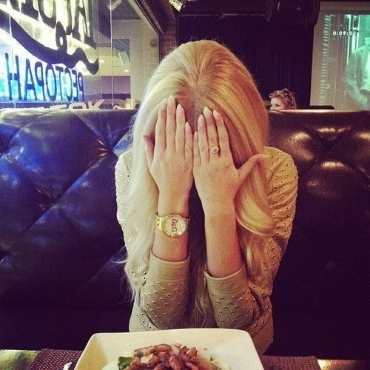 фото девушек блондинок в кафе