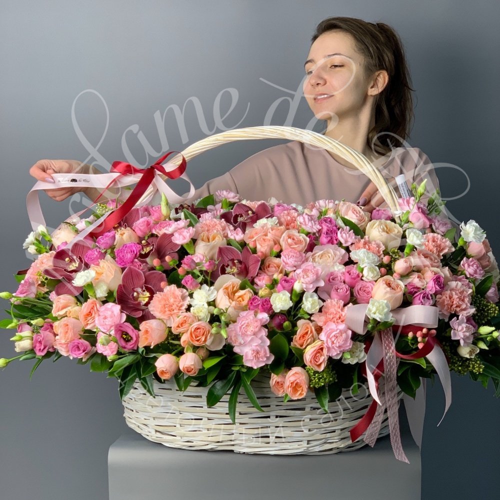 Корзинка с цветами розы