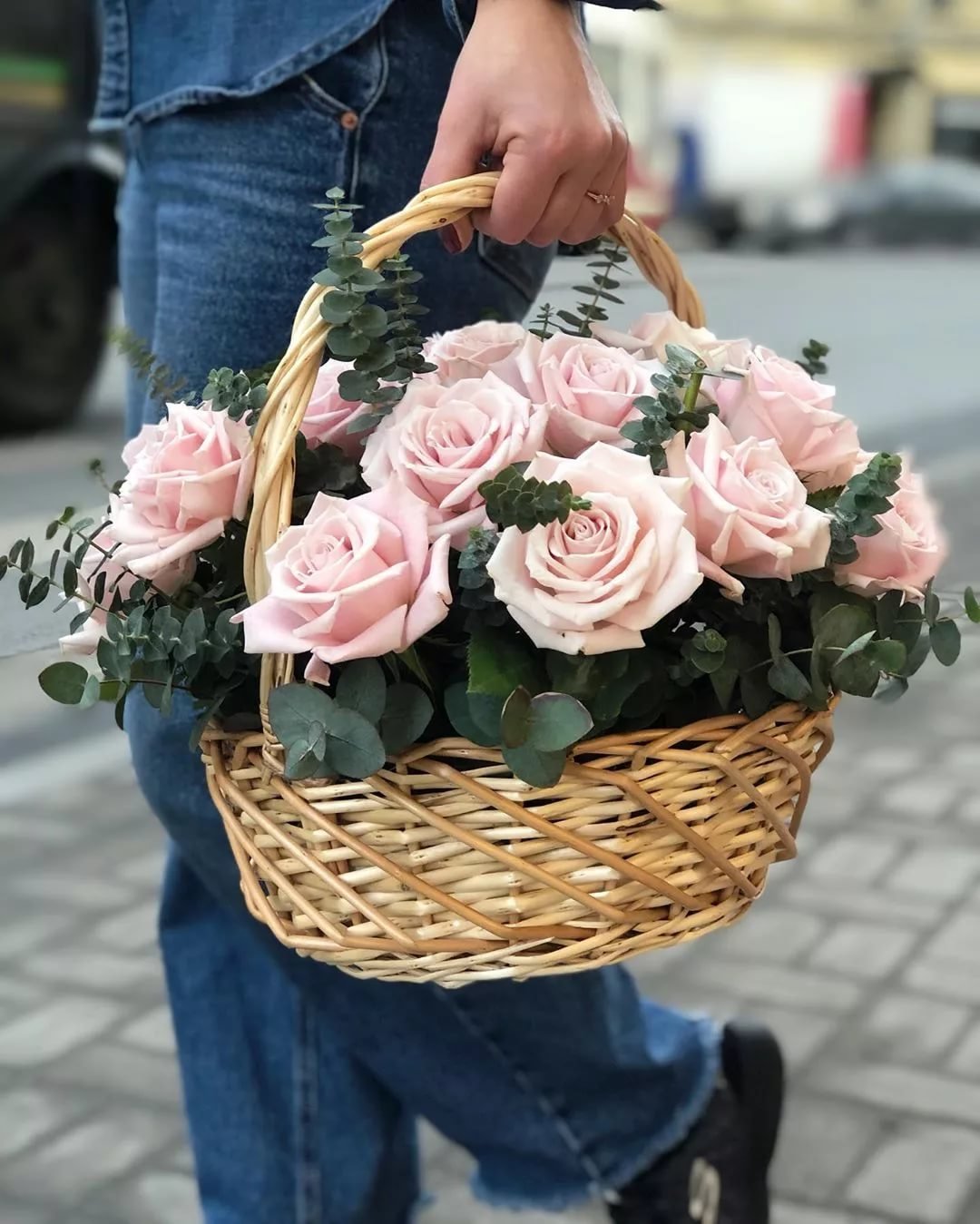 Букет красных роз в корзине