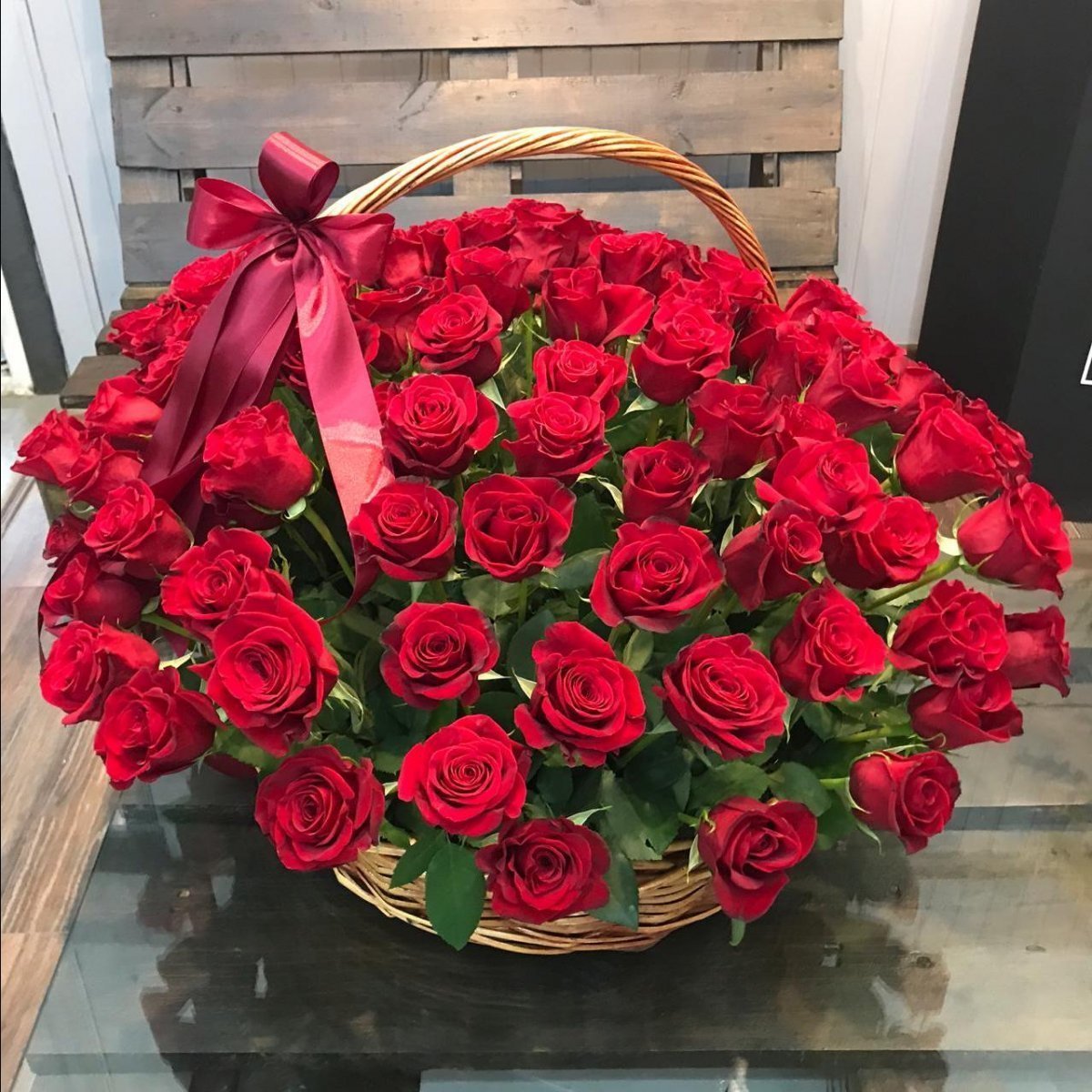 Корзина розовых роз