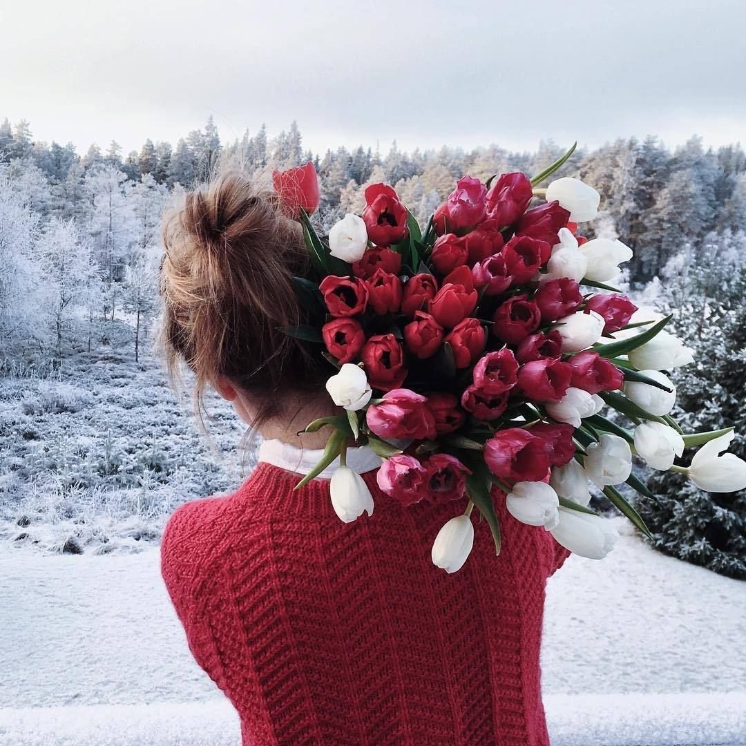 Девушка зимой с букетом цветов