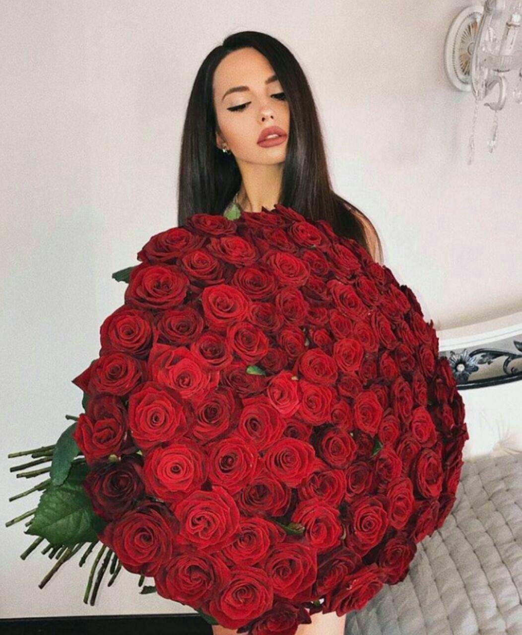Девушка с красными розами