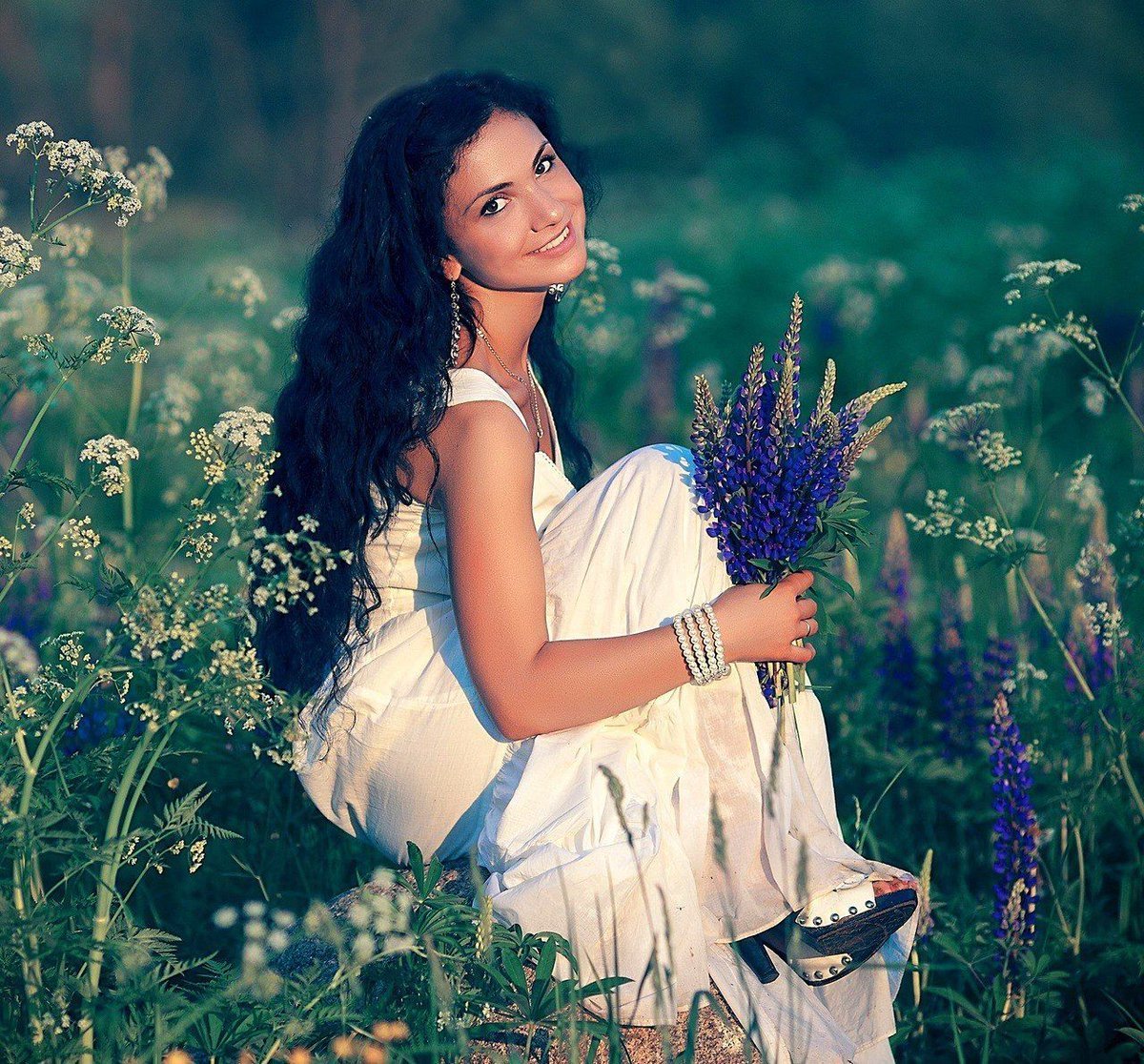 Девушка с полевыми цветами