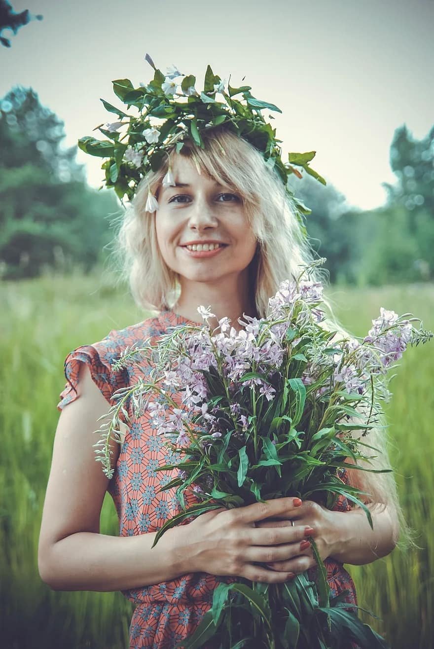 Полевые цветы в корзинке