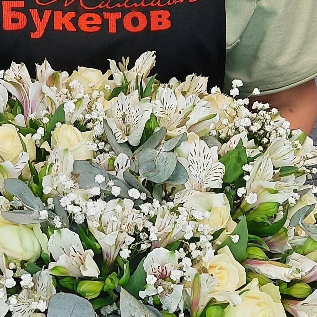 Букет невесты гипсофила и альстромерия