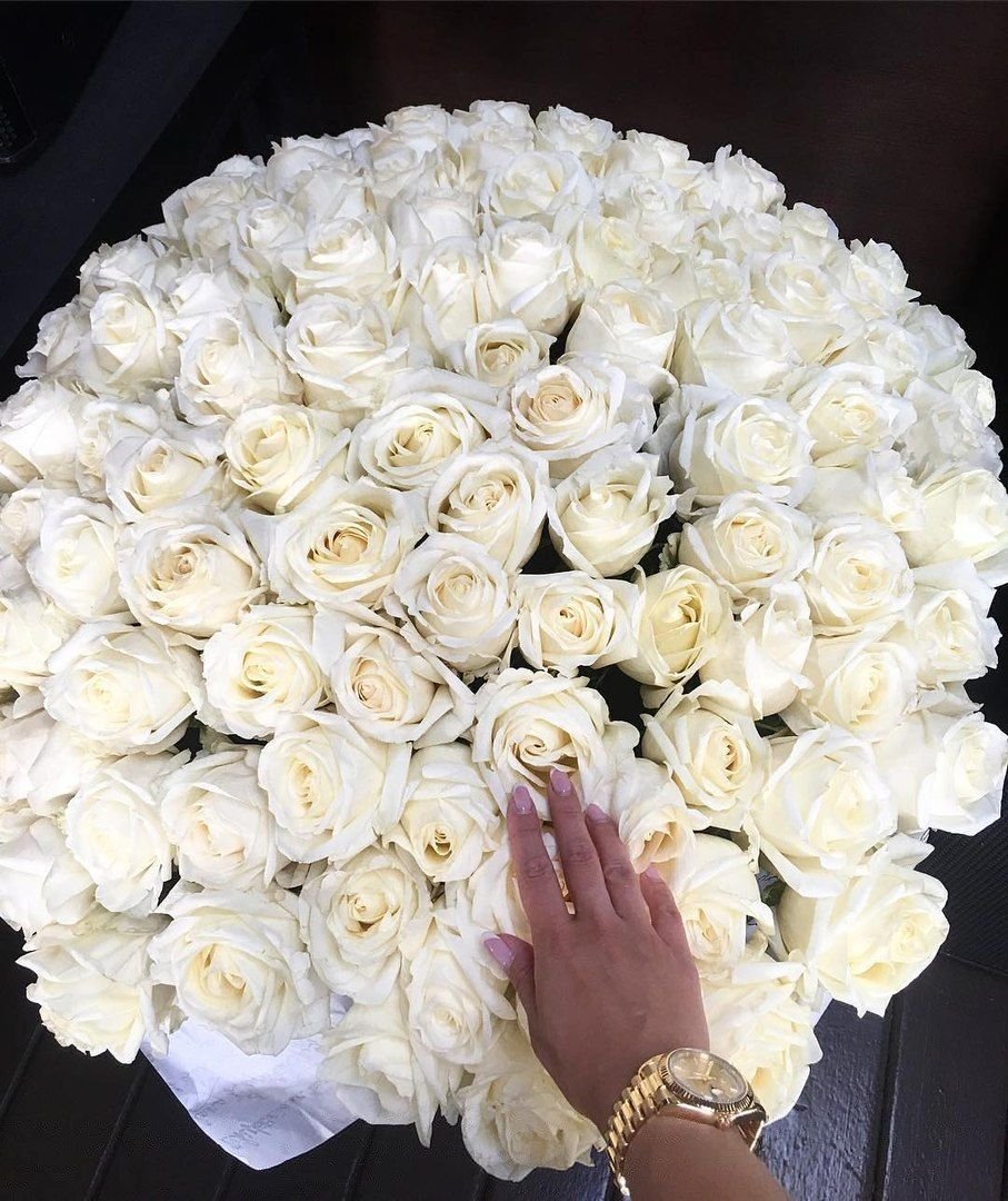 Красные розы в черной бумаге