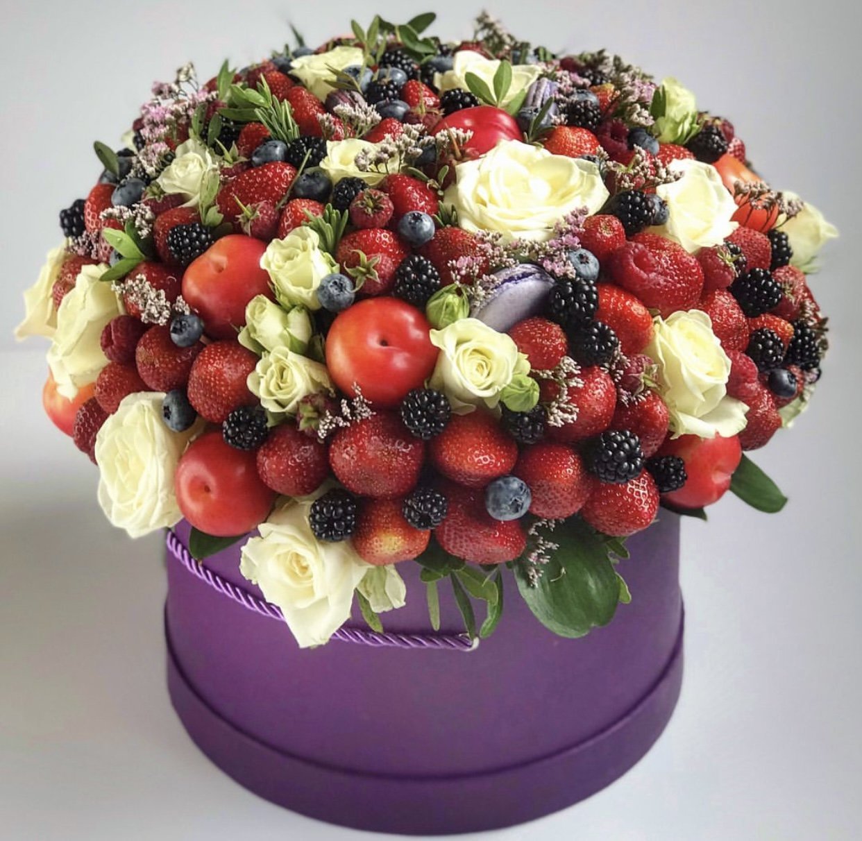 Коробка с цветами и фруктами
