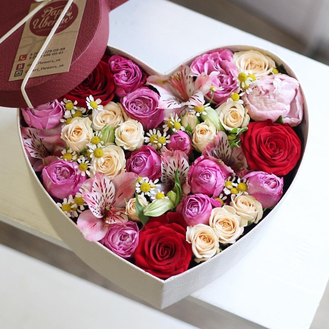Картинка коробка с цветами. Цветы в коробке. Букет в коробочке. Букет из роз в коробке. Живые цветы в коробке.