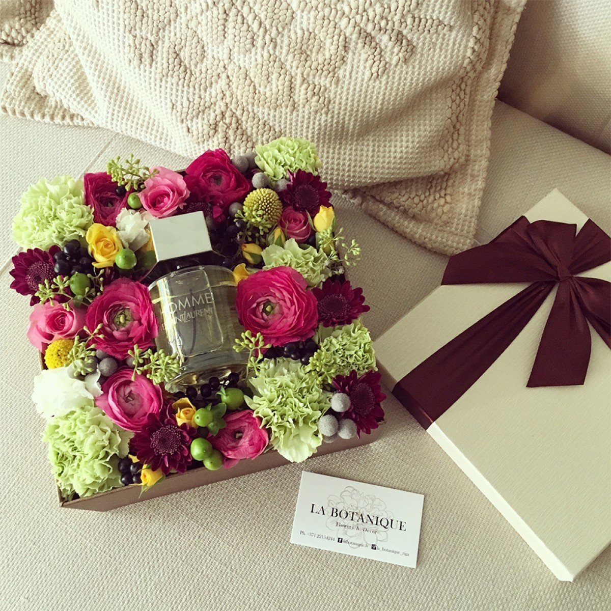 Хочу цветы и подарки. Цветы в подарок. Цветы в коробочке. Подарок с цветами в коробке. Красивые коробки с цветами.