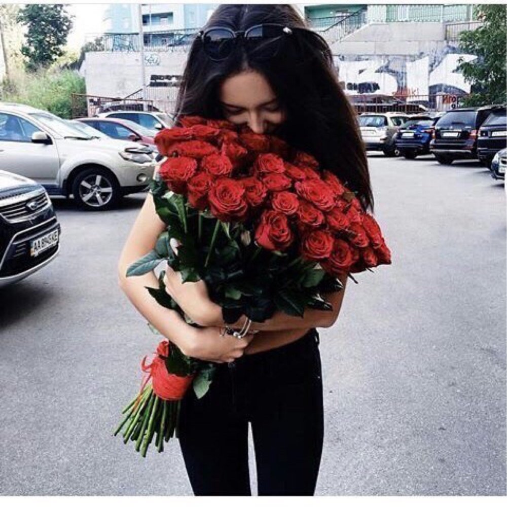 Девушка с букетом роз